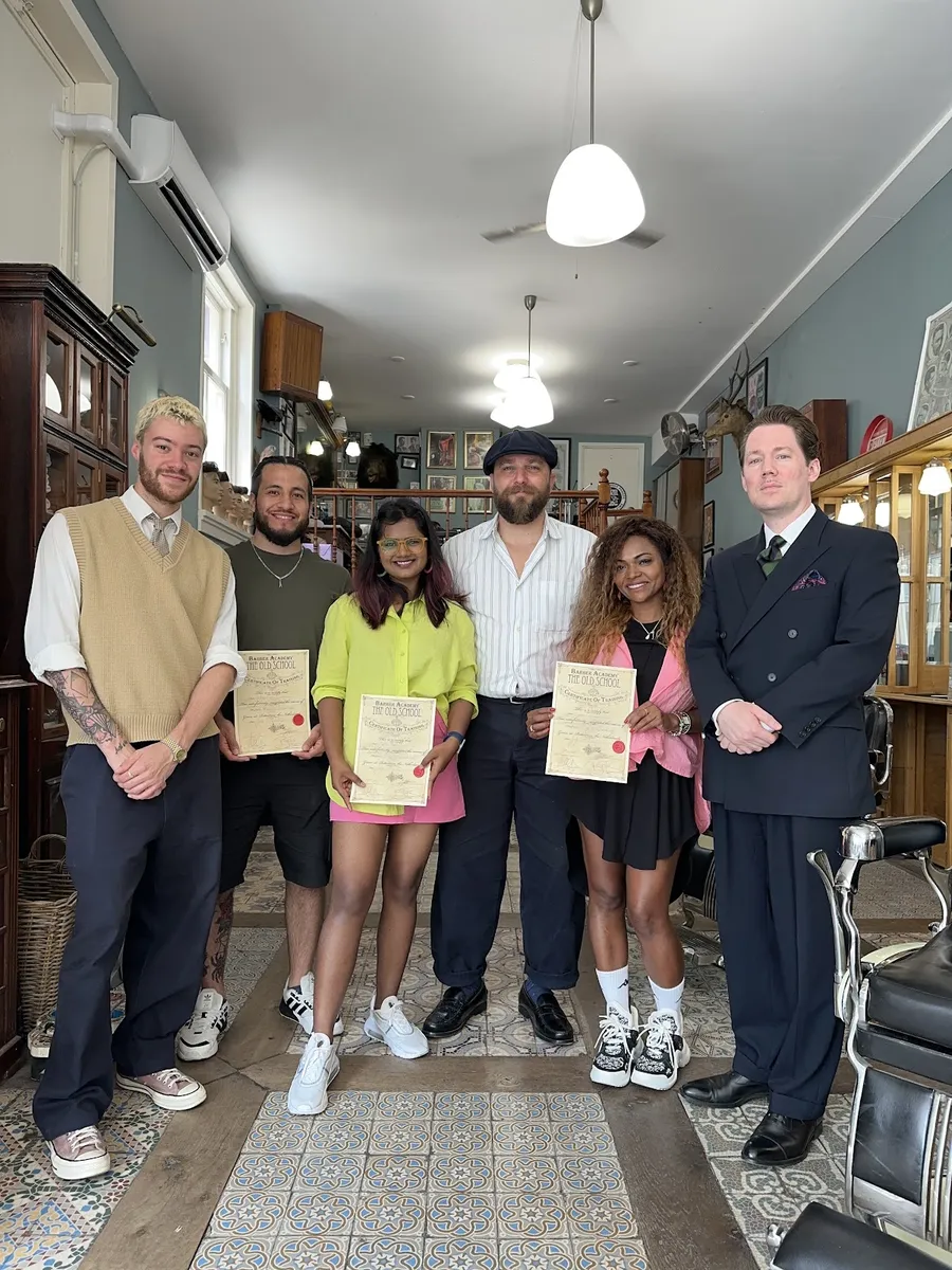 Ринго с выпускниками и преподавателями Schorem, с сертификатами The Old School Barber Academy